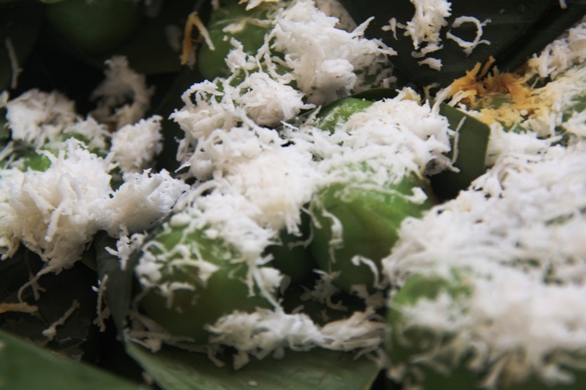 Kuliner Jajanan Tradisional yang Legendaris di Pasar Subuh: Rahasia Klepon Kenyal dengan Gula Merah Meledak di Mulut!