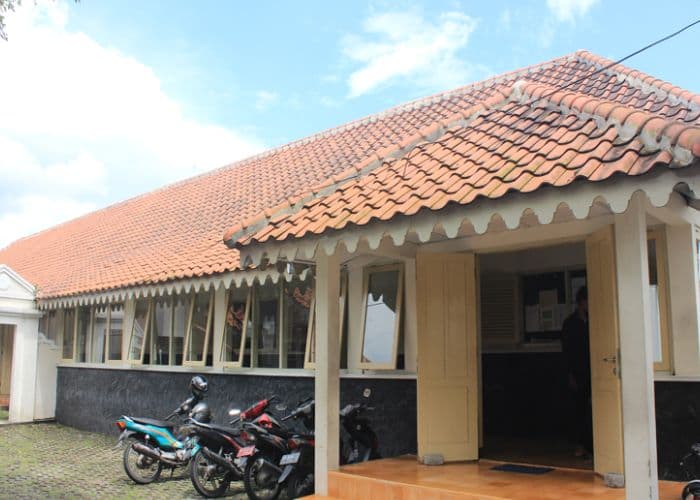 Jejak Sejarah Bangunan Tua di Jogja! Dulu Rumah Sakit Belanda, Kini Jadi Kantor yang Simpan Rahasia Arsitektur Indis yang Unik!