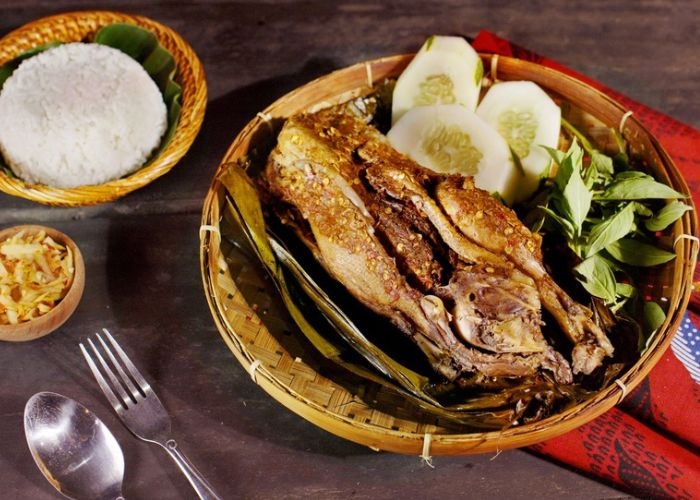 Jangan Kaget! Bebek Songkem, Kuliner Khas Madura yang Bukan Cuma Lezat, Tapi Juga Simpan Kisah Penyebaran Islam yang Menarik!