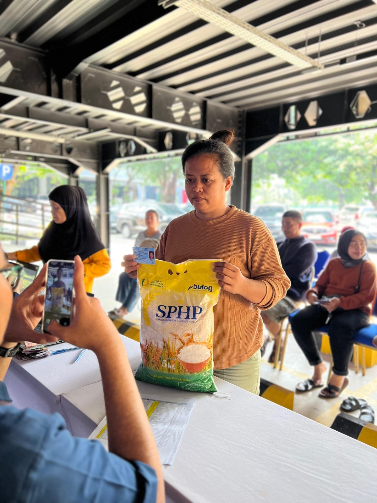 Pupuk Indonesia Salurkan Ribuan Paket Beras Murah, Dukung Upaya Stabilitas Pangan Nasional
