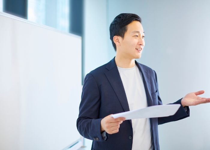 Bukan Cuma Bicara, Ini 5 Rahasia dan Tips Public Speaking yang Bikin Kamu Langsung Dianggap Pro!