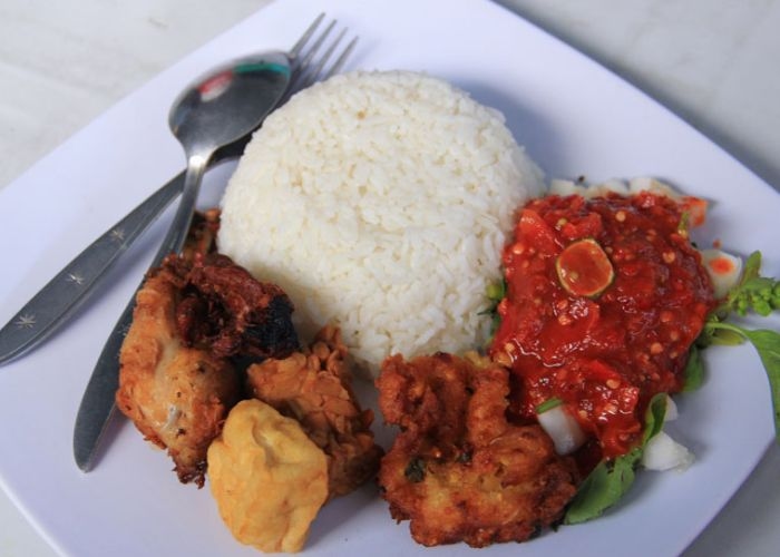 Sego Tempong: Bukan Sekadar Nasi, Ini Kuliner Tamparan Pedas dari Banyuwangi yang Bikin Nagih!