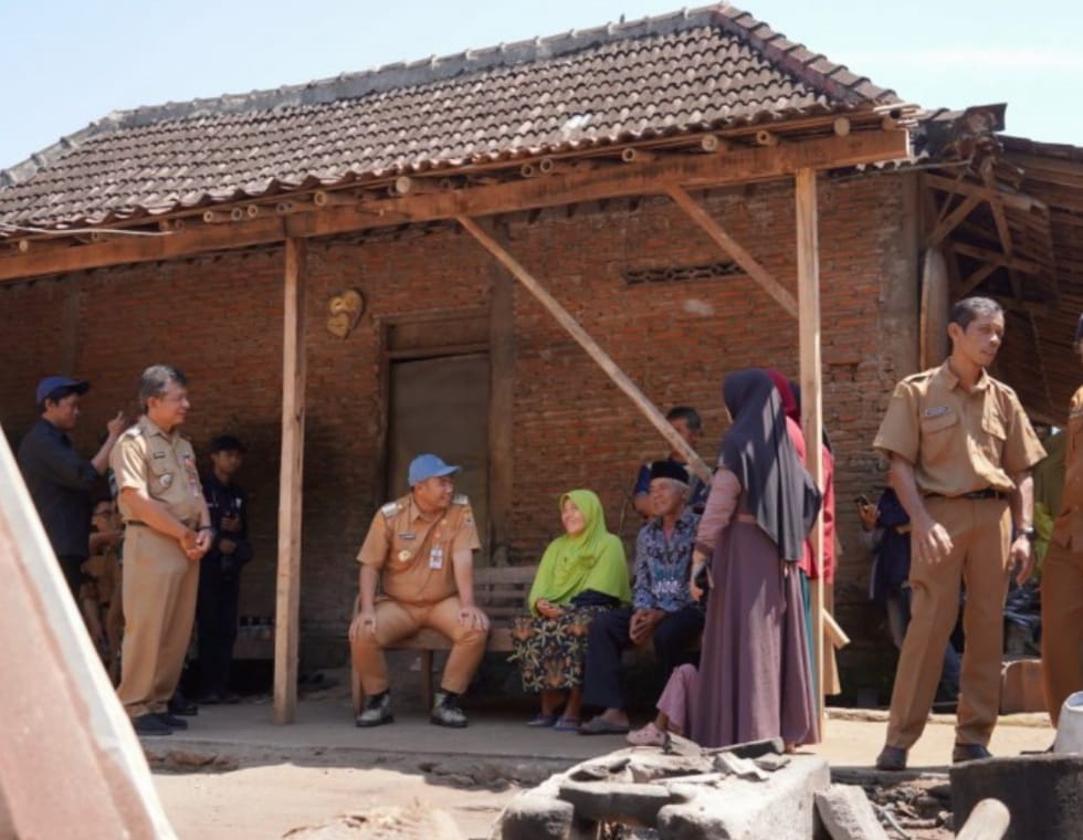 Wujud Dukungan Moral, Bupati Sigit Turun Langsung Serahkan Bantuan ke Korban Rumah Roboh dan Kebakaran