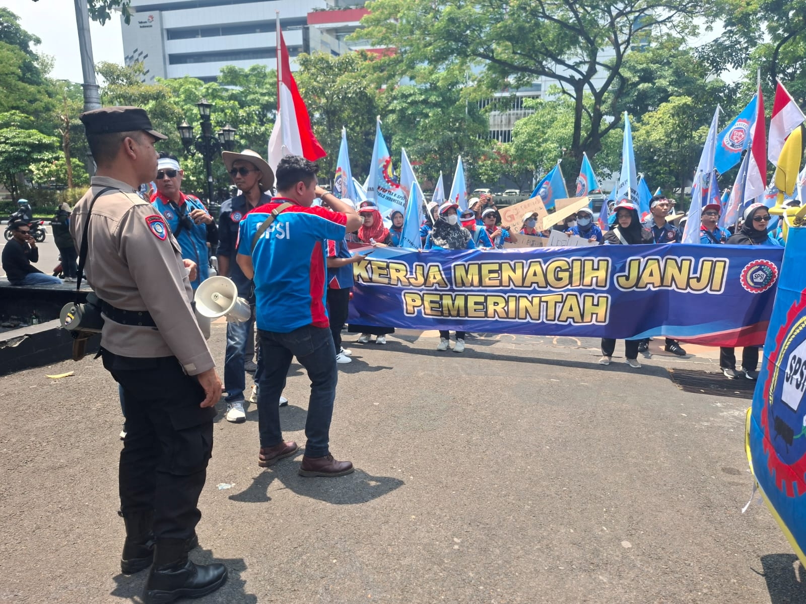 Tuntut Pesangon 7 Bulan Belum Dibayar, Ribuan Eks Buruh Sritex Demo di Depan Kantor Gubernur Jateng