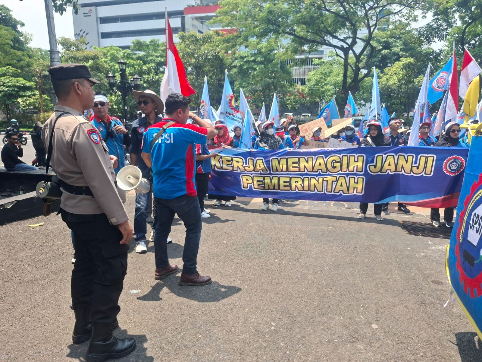 Tuntut Pesangon 7 Bulan Belum Dibayar, Ribuan Eks Buruh Sritex Demo di Depan Kantor Gubernur Jateng