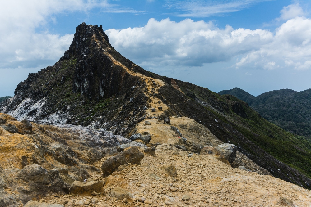 JANGAN ASAL NEKAT! Ini 5 Tips Mendaki Cerdas Menaklukkan Puncak Berbatu dan Berpasir Biar Gak Pulang Digotong!