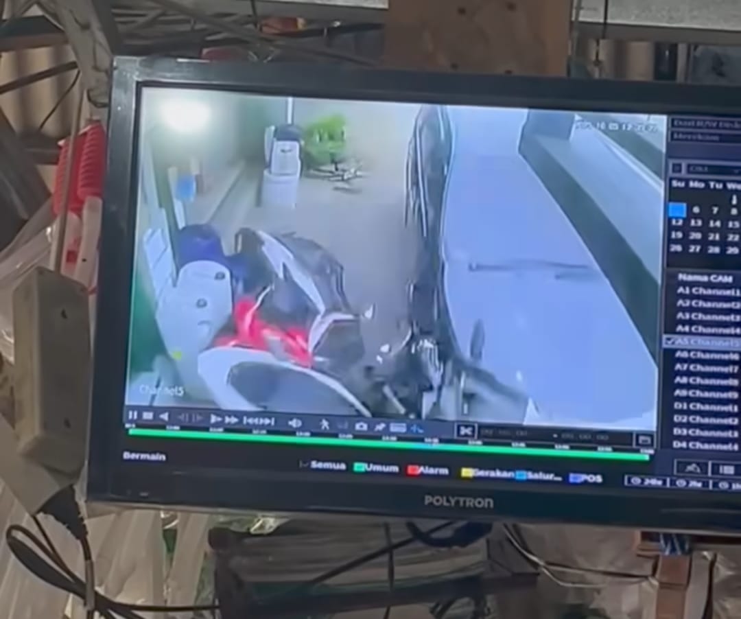 Kronologi Emak-emak Ngantuk Nyetir Mobil Nabrak Motor Parkir di Pati