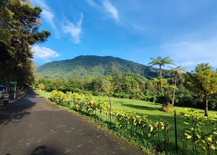 MERINDING! 5 MITOS PALING HOROR DI GUNUNG GEDE (Part 1): Hantu Berkepala Dua hingga Wanita Kecil Pengecoh di Sumber Air Panas!