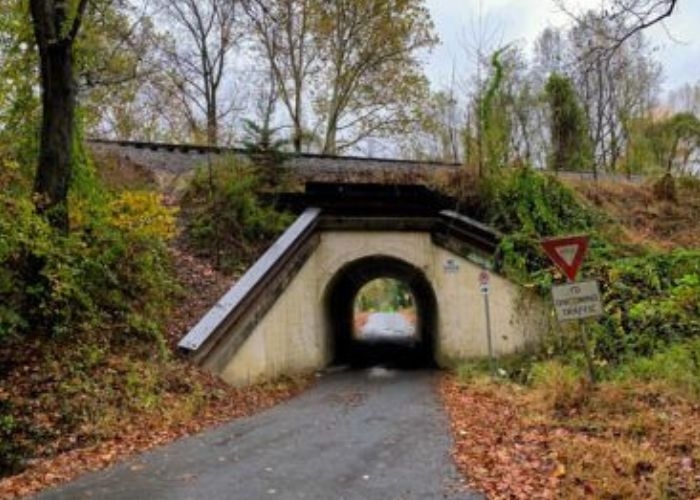 JANGAN JAWAB PANGGILAN DI KAMAR GELAP! 5 Urban Legend Paling GILA yang Siap Menemukan Anda (No. 1 Terkait Jembatan Ambruk Tragis!)