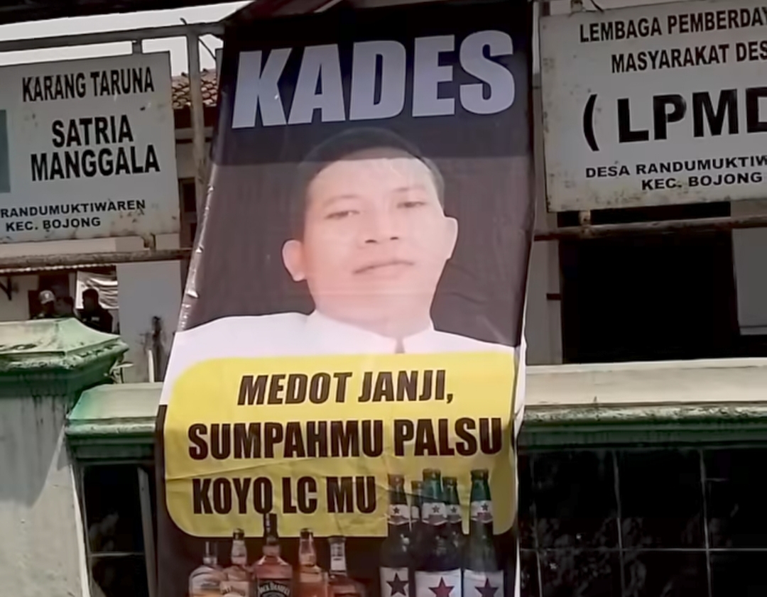 Kades Korupsi Dana Desa, Warga Randumuktiwareng Geruduk Balai Desa