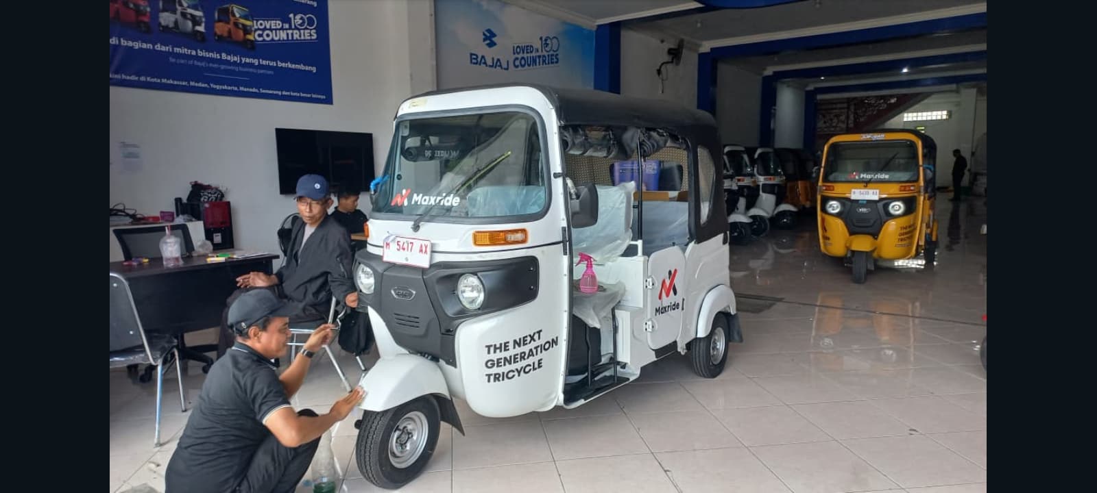 Bajaj RE Uji Tangguh di Tanjakan Ikonik Semarang, Solusi Transportasi Serbaguna untuk Kota Berbukit