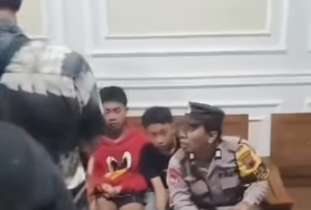 Viral Medsos, Dua Bocah Diduga Anggota Gangster Diamankan Warga di Balai Desa Karaban Pati