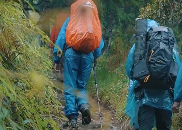 Mitos dan Realita! Kenapa Mendaki Gunung di Musim Hujan Justru Bikin Kamu Lebih Cepat Dehidrasi?