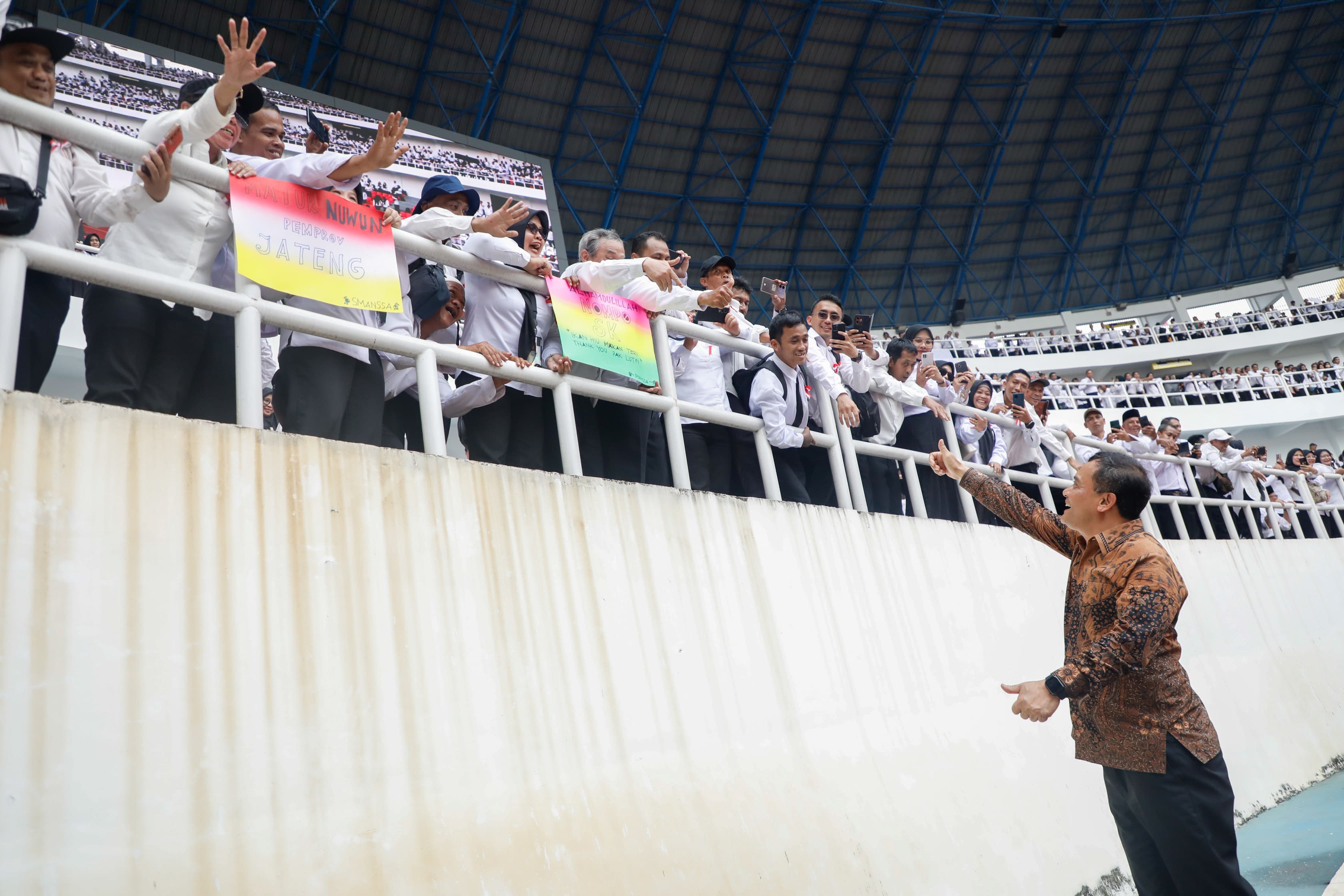 Terbanyak di Indonesia, Gubernur Ahmad Luthfi Serahkan SK Kepada 13 Ribu Orang PPPK Paruh Waktu