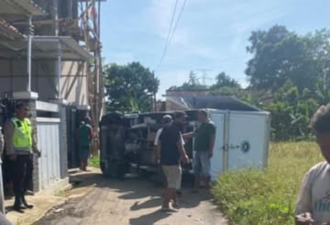 Tabrak Pinggiran Rumah di Kedungwuni Pekalongan, Mobil Operasional MBG Terbalik