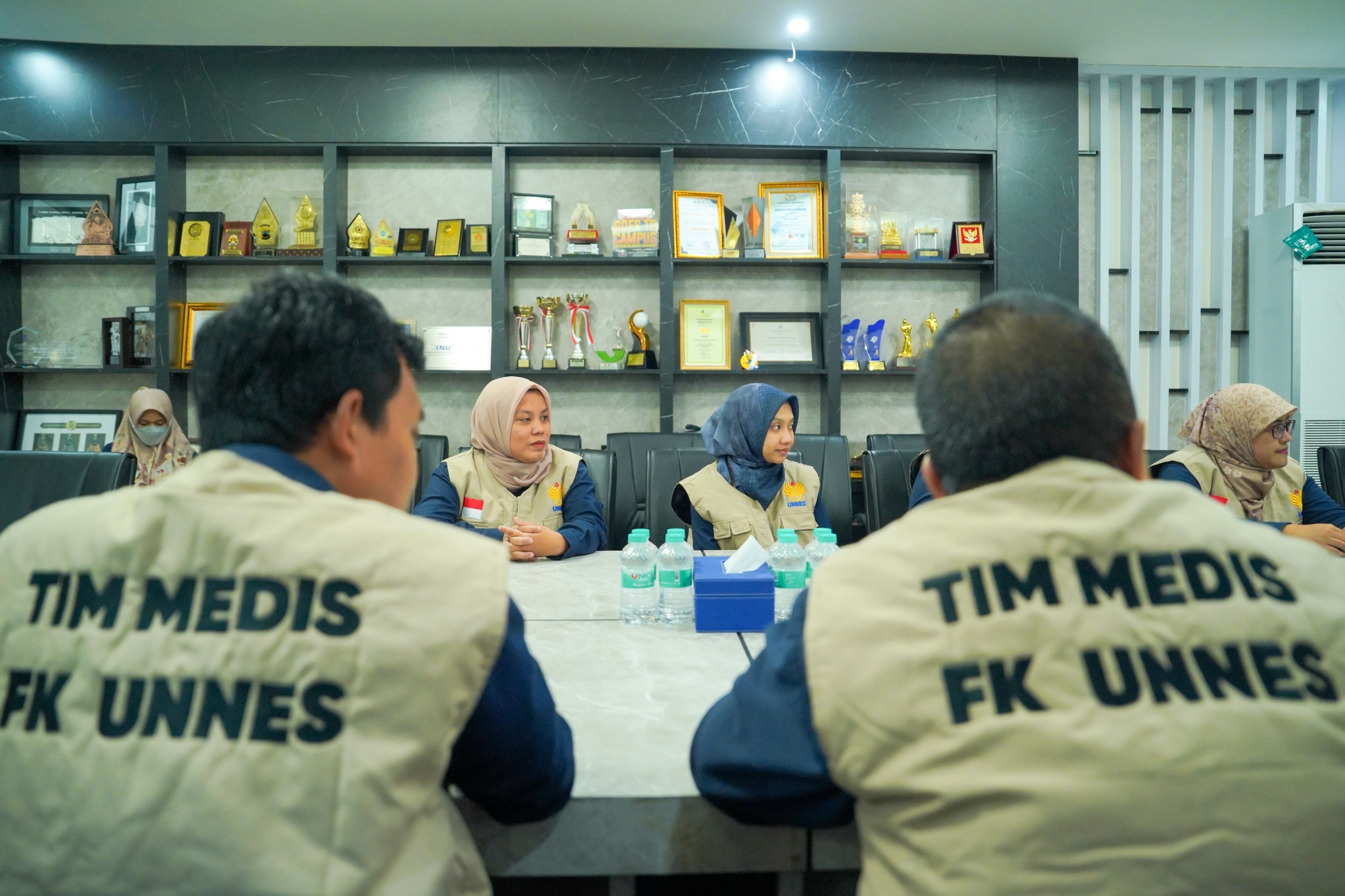 Bantu Korban Banjir, Tim Medis FK UNNES Bertolak ke Aceh