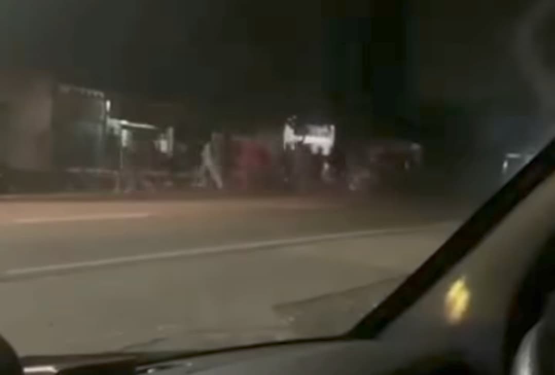 Viral, Sekelompok Remaja Saling Serang Gunakan Sajam di SPBU Pulorejo Grobogan