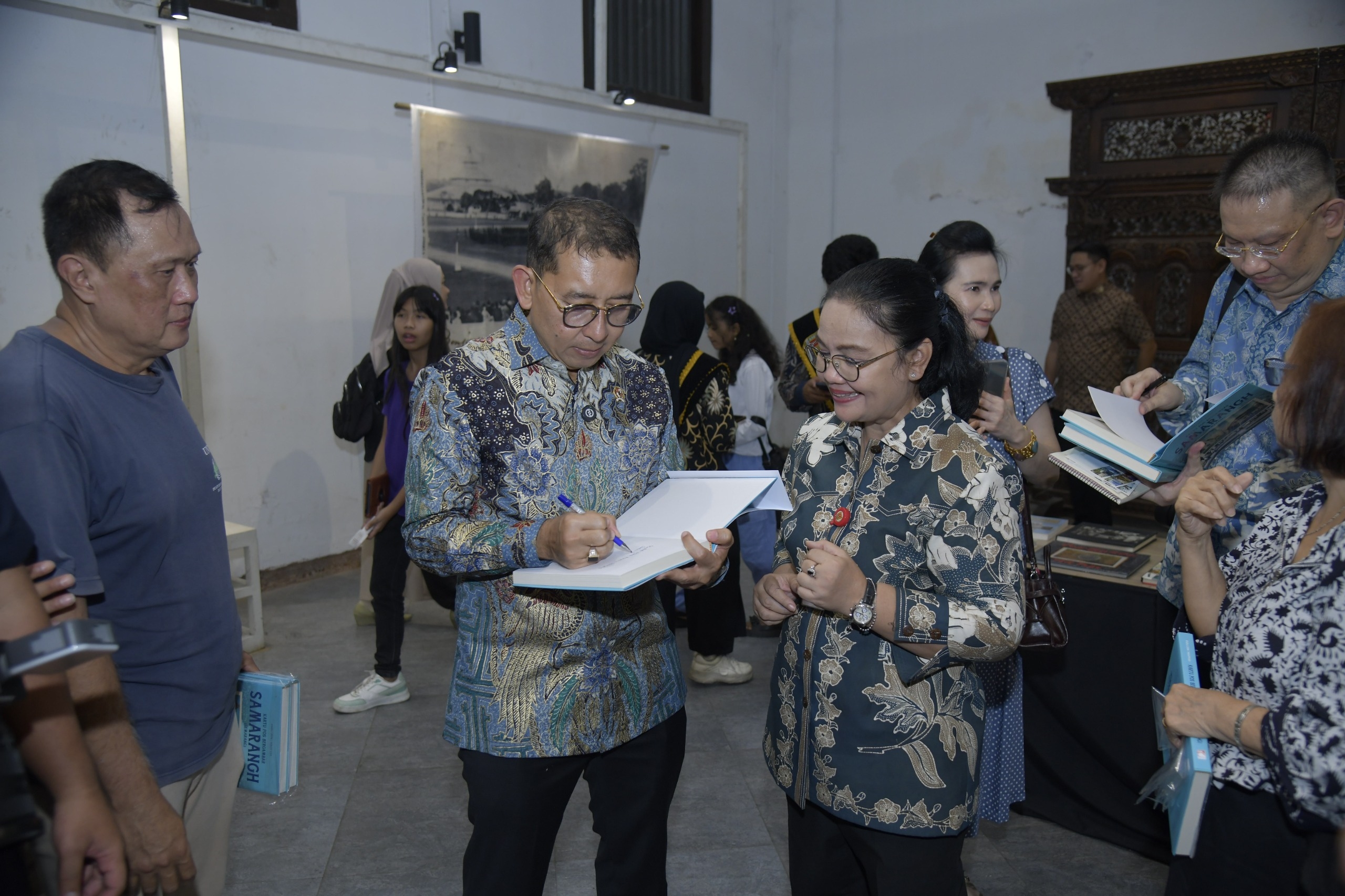 Fadli Zon dan Wali kota Agustina Ajak Masyarakat Mengenal Sejarah Semarang dari Kartu Pos