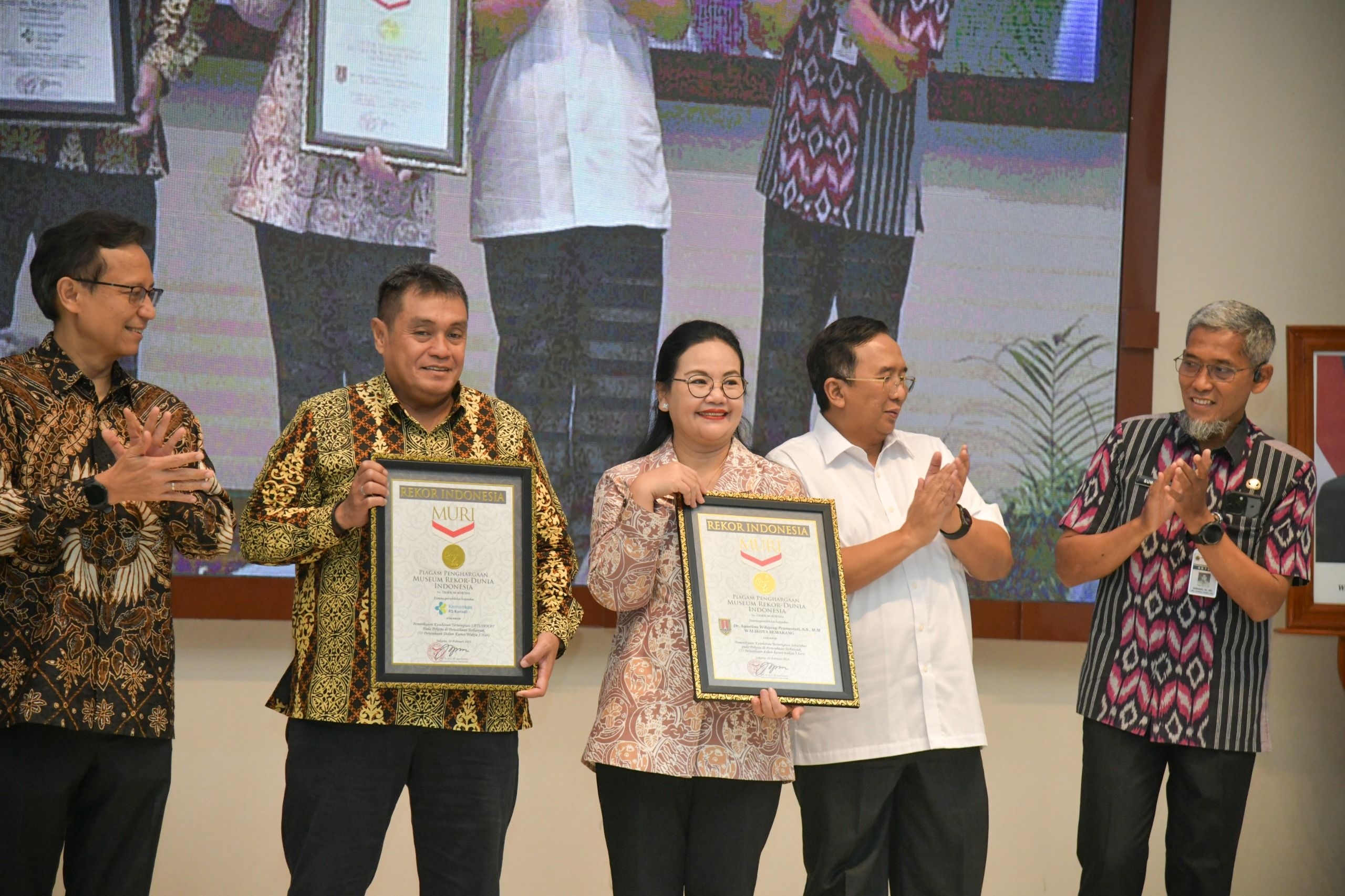 Sehatkan Warga Melalui Layanan Optimal, Pemkot Semarang Raih Rekor MURI Usai Periksa Kesehatan 1.200 Pekerja Dalam 5 Hari