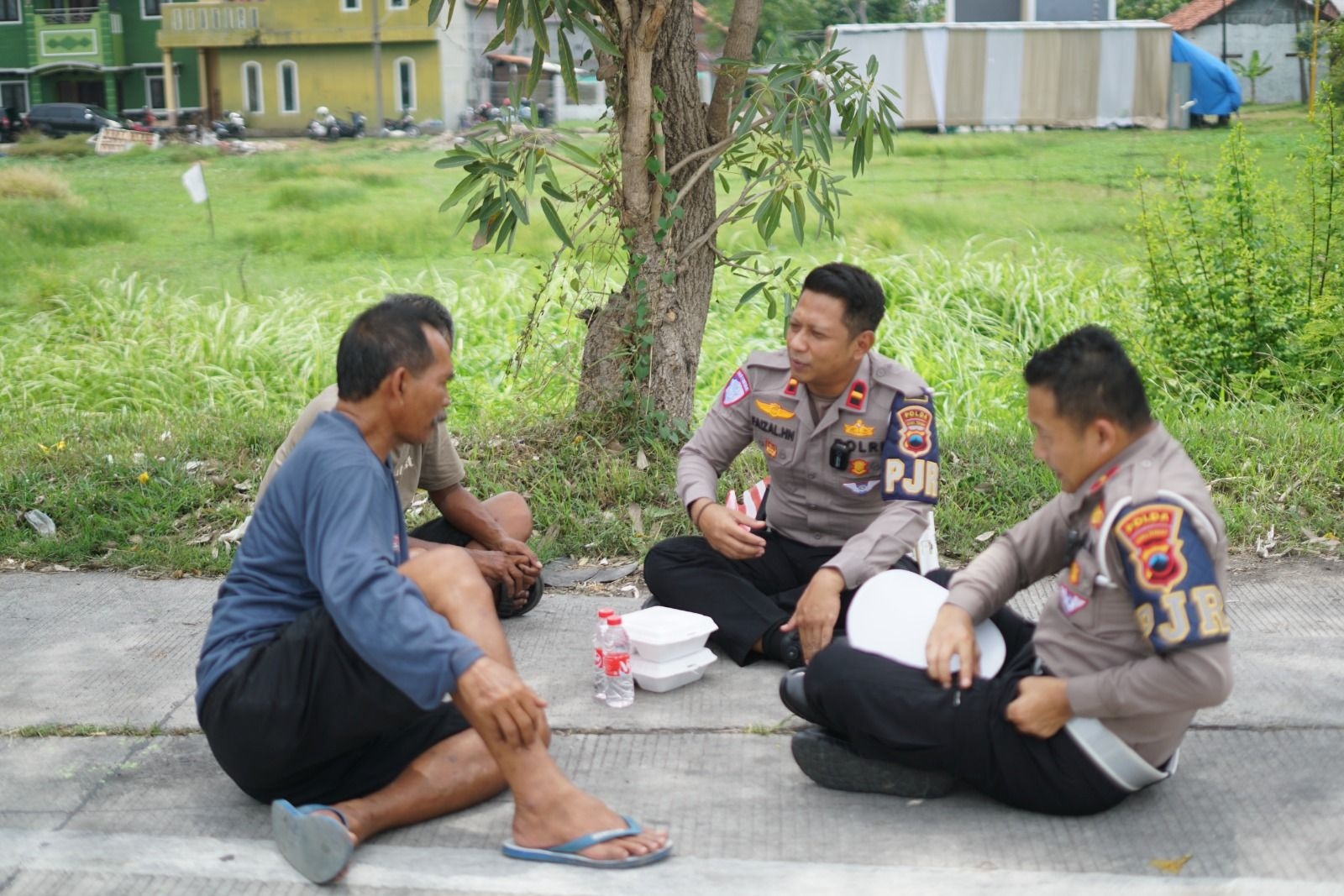 Sambil Ngopi dan Nongkrong di Bawah Pohon Rindang, PJR Polda Jateng Tanamkan Kesadaran Lalu Lintas di Rest Area Km 275
