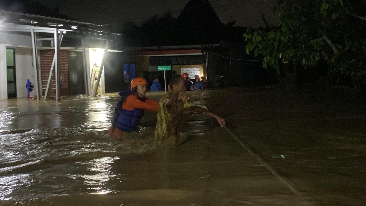 LAGI! Hujan Deras Jelang Imlek, Warga Rowosari - Meteseh Semarang Diterjang Banjir Bandang