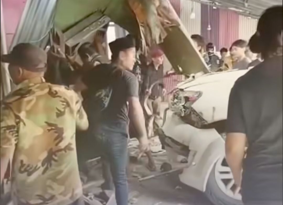 Brakk, Fortuner Tabrak Innova dan Toko di Jalan Purwodadi-Semarang, Satu Orang Tewas