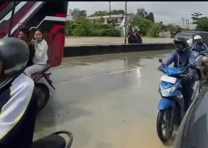 Macet hingga Karangtengah, Luapan Sungai Babon Bikin Jalur Pantura Semarang-Demak Lumpuh Total