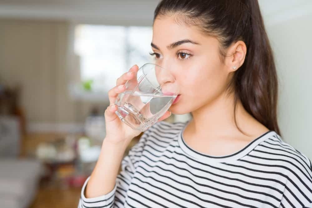 Bukan Sekadar Minum Banyak! Ini 6 Trik 'Kunci' Cairan di Tubuh Agar Tidak Dehidrasi Saat Puasa